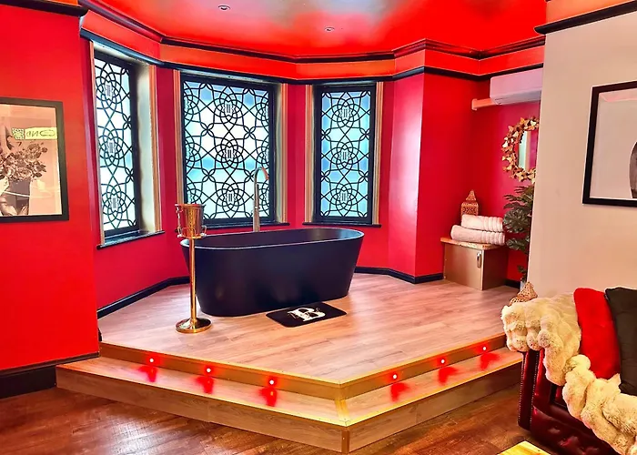 Beyond - Romantic Basement - Close To Beach - With Parking