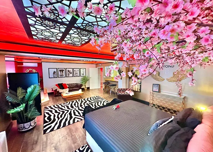 Beyond - Romantic Basement - Close To Beach - With Parking