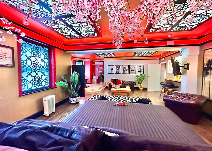Beyond - Romantic Basement - Close To Beach - With Parking